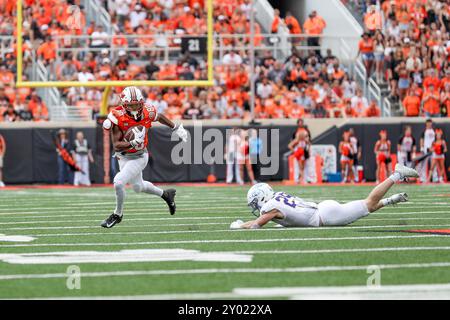 31. August 2024: Brennan Presley (80) stürzt mit dem Ball während eines Fußballspiels zwischen den South Dakota State University Jackrabbits und den Oklahoma State Cowboys im Boone Pickens Stadium in Stillwater. Graues Siegel/CSM Stockfoto