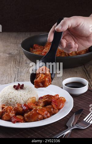 Der Koch fügt einem Gericht Essen hinzu Stockfoto