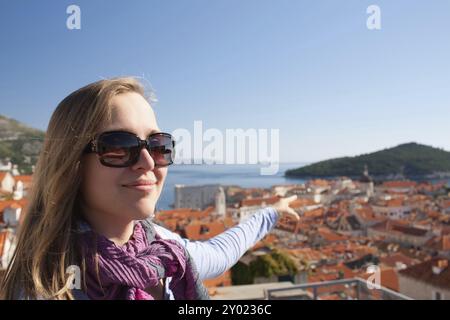 Touristen-Frau, die Dubrovnik von der Stadtmauer aus betrachtet Stockfoto