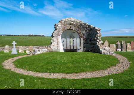 Die Überreste der Rundkirche aus dem 12. Jahrhundert in Orphir auf dem Festland von Orkney. Sie wird in der Orkneyinga-Saga erwähnt. Stockfoto