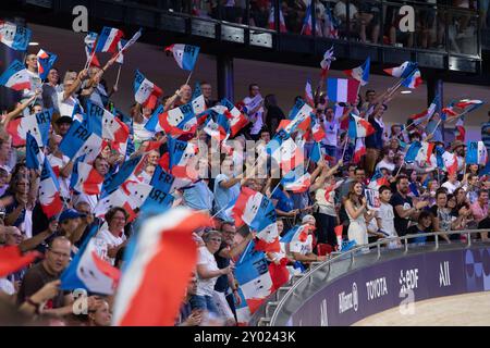 Paris, Frankreich. 31. August 2024. Französische Fans jubeln Kevin le Cunff bei den Paralympics Credit: Casey B. Gibson/Alamy Live News Stockfoto