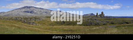 Snaefellsjoekull und die Londrangar Felsnadeln auf Snaefellsnes in Island Stockfoto