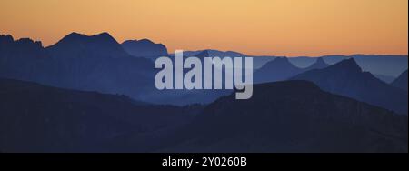 Bergketten in der Schweiz bei Sonnenuntergang. Blick vom Berg Niesen, Reiseziel im Berner Oberland Stockfoto