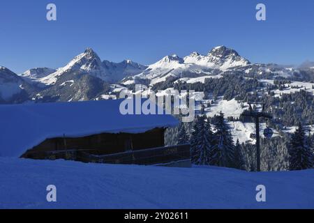 Schneebedeckte Berge in Gstaad. Mt-Videmanette. Blick von der Mittelstation auf das Skigebiet Wispile, Schweiz, Europa Stockfoto