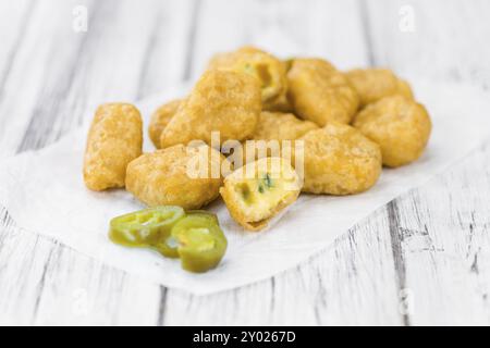 Hausgemachte Käsesuggets (mit Chilis) auf Vintage-Hintergrund (selektiver Fokus, Nahaufnahme) Stockfoto