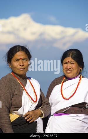 Bandipur, Nepal, 17. Dezember 2007: Zwei wunderschön gekleidete ethnische Dorfbewohner in sauberer traditioneller Kleidung stehen vor dem schneebedeckten Himala Stockfoto