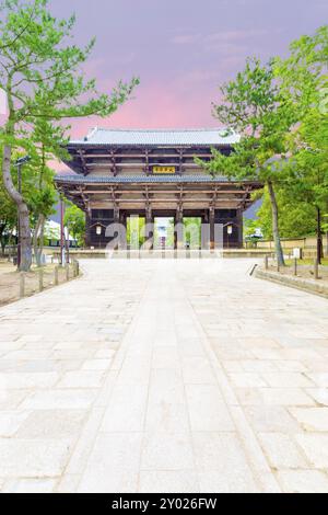 Breiter Weg, der zum großen Südtor, Nandaimon, führt, ohne dass an einem wunderschönen Abend bei Sonnenuntergang in Nara, Japan, ASI, niemand im Todai-JI-Tempelkomplex anwesend ist Stockfoto