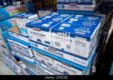 Los Angeles, Kalifornien, USA - 20.05.2022: Ein Blick auf mehrere Pakete Kirkland Signature Weißer Thun in Dosen, ausgestellt in einem lokalen Costco. Stockfoto