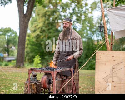 Schmied beim jährlichen Mittelalterfest in der Kleinstadt Söderköping. Diese idyllische Stadt stammt aus dem Mittelalter und ist ein beliebtes Reiseziel. Stockfoto