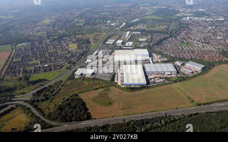 Von Osten nach Westen über die Autobahn M57 in Richtung Axis Business Park & North Liverpool Retail Park, Einkaufszentrum, Fazakerley, Liverpool Stockfoto