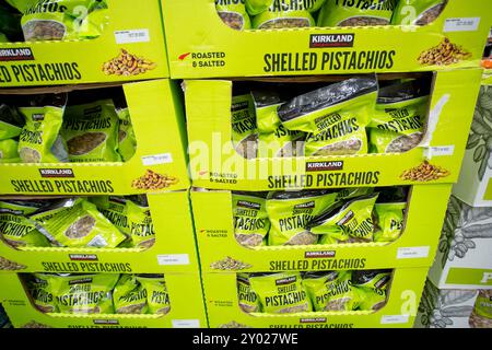 Los Angeles, Kalifornien, USA - 01.03.2022: Eine Ansicht mehrerer Pakete von Kirkland Signature Pistazien, ausgestellt in einem lokalen Costco-Geschäft. Stockfoto