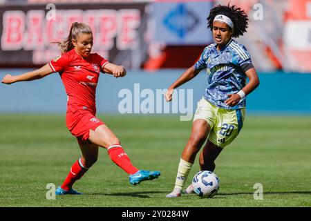 Enschede, Niederlande. 31. August 2024. ENSCHEDE, NIEDERLANDE - AUGUST 31: Lily Yohannes vom AFC Ajax kämpft im niederländischen Super Cup Vrouwen Spiel zwischen den AFC Twente Frauen und den AFC Ajax Frauen am 31. August 2024 in de Grolsch Veste. (Foto von Raymond Smit/Orange Pictures) Credit: Orange Pics BV/Alamy Live News Stockfoto