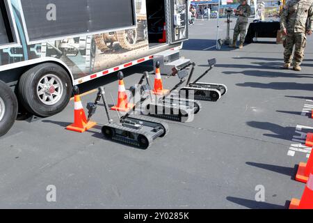 Los Angeles, Kalifornien, USA - 05-07-2022: Eine Ansicht von Robotergeräten von rover, gesehen an einem Kiosk der US Army. Stockfoto