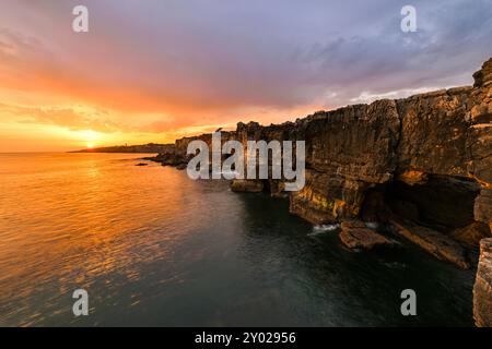 Der Sonnenuntergang im Boca do Inferno in Cascais, Portugal Stockfoto