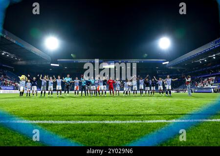 Heerenveen, Niederlande. 31. August 2024. HEERENVEEN, NIEDERLANDE - AUGUST 31: Spieler von sc Heerenveen feiern den Sieg mit den Fans beim niederländischen Eredivisie-Spiel zwischen sc Heerenveen und NAC Breda im Abe Lenstra Stadion am 31. August 2024 in Heerenveen, Niederlande. (Foto: Pieter van der Woude/Orange Pictures) Credit: dpa/Alamy Live News Stockfoto