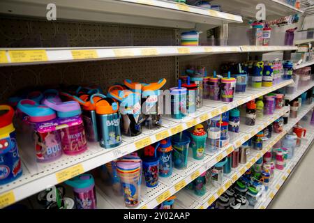 Los Angeles, Kalifornien, USA - 20.05.2022: Blick auf mehrere Regale für Kinderbecher im Laden. Stockfoto