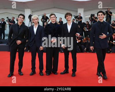 81. Filmfestival von Venedig 2024 - Vierter Abend. Roter Teppich des Films „Campo Di Battaglia“. Auf dem Foto Jacob Rott, Bene Schulz, Luis Freitag, Julien Brown und Tim Schaecker von Elevator Boys Stockfoto