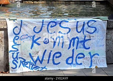 Gläubiger Christen unterwegs im Namen des Herrn ein Missionar hat ein Transparent an einem Brunnen aufgehängt und predigt Gottes Wort in der Innenstadt von Essen. Essen Nordrhein-Westfalen Deutschland *** Gläubige Christen in Bewegung im Namen des Herrn Ein Missionar hat ein Banner an einen Brunnen gehängt und verkündet Götterwort in der Innenstadt von Essen Essen Essen Nordrhein-Westfalen Deutschland Stockfoto