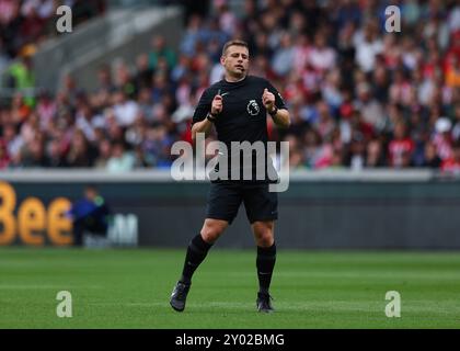 31. August 2024; Gtech Community Stadium, Brentford, London, England; Premier League Football, Brentford gegen Southampton; Schiedsrichter Josh Smith Stockfoto