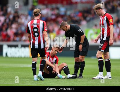 31. August 2024; Gtech Community Stadium, Brentford, London, England; Premier League Football, Brentford gegen Southampton; Kristoffer Ajer aus Brentford auf dem Spielfeld verletzte sich, bevor er in der 2. Halbzeit abgesetzt wurde Stockfoto