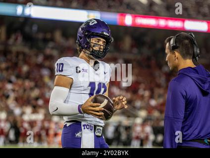 August 30 2024 Palo Alto, CA USA TCU Quarterback Josh Hoover (10) mit dem Offensive Coordinator während des NCAA/ACC Football Spiels zwischen TCU Horned Frogs und dem Stanford Cardinal. TCU besiegte Stanford 34-27 im Stanford Stadium Palo Alto, CA Thurman James/CSM Stockfoto