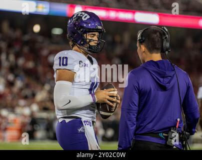 August 30 2024 Palo Alto, CA USA TCU Quarterback Josh Hoover (10) mit dem Offensive Coordinator während des NCAA/ACC Football Spiels zwischen TCU Horned Frogs und dem Stanford Cardinal. TCU besiegte Stanford 34-27 im Stanford Stadium Palo Alto, CA Thurman James/CSM Stockfoto