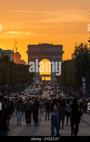 Paris, Frankreich - 10. August 2024: Triumphbogen mit paralympischem Logo und Grande Arche im Hintergrund bei Sonnenuntergang in goldener Stunde Stockfoto