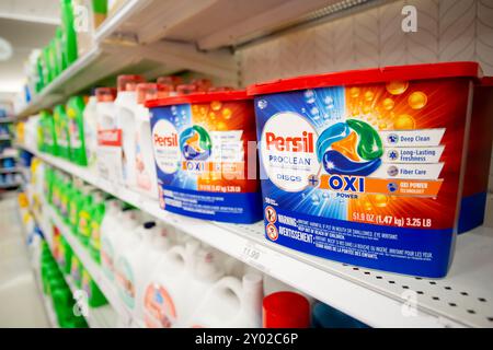 Los Angeles, Kalifornien, USA - 20.05.2022: Ansicht mehrerer Behälter mit Persil-Reinigungsmittel, ausgestellt in einem Kaufhaus. Stockfoto