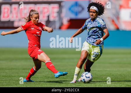 Enschede, Niederlande. 31. August 2024. ENSCHEDE, NIEDERLANDE - AUGUST 31: Lily Yohannes vom AFC Ajax kämpft im niederländischen Super Cup Vrouwen Spiel zwischen den AFC Twente Frauen und den AFC Ajax Frauen am 31. August 2024 in de Grolsch Veste. (Foto: Raymond Smit/Orange Pictures) Credit: dpa/Alamy Live News Stockfoto