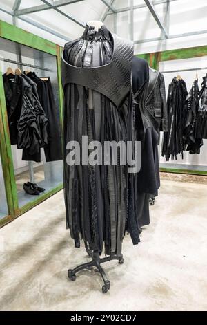 Der Dover Street Market ist eine hippe, weitläufige Ausstellung von High-End-Bekleidung und Mode-Spitzentreffen in New York City, USA 2024 Stockfoto