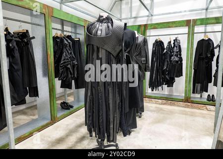 Der Dover Street Market ist eine hippe, weitläufige Ausstellung von High-End-Bekleidung und Mode-Spitzentreffen in New York City, USA 2024 Stockfoto