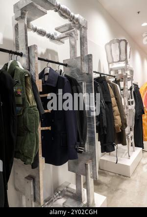 Der Dover Street Market ist eine hippe, weitläufige Ausstellung von High-End-Bekleidung und Mode-Spitzentreffen in New York City, USA 2024 Stockfoto