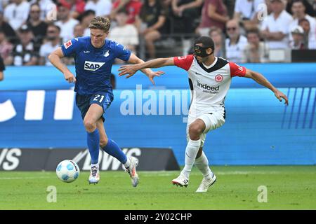 Frankfurt, Deutschland. 31. August 2024. Fußball 1. Bundesliga 2. Spieltag Eintracht Frankfurt - TSG 1899 Hoffenheim am 31.08.2024 im Deutschen Bank Park in Frankfurt Marius Büelter ( Hoffenheim ), links - Ellyes Skhiri ( Frankfurt ), rechts DFL-Vorschriften verbieten jede Verwendung von Fotografien als Bildsequenzen und/oder Quasi-Video. Foto: Revierfoto Credit: ddp Media GmbH/Alamy Live News Stockfoto