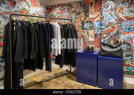 Der Dover Street Market ist eine hippe, weitläufige Ausstellung von High-End-Bekleidung und Mode-Spitzentreffen in New York City, USA 2024 Stockfoto