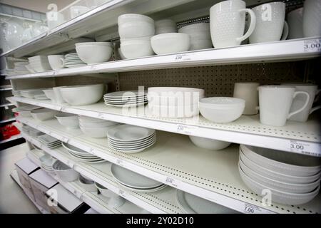 Los Angeles, Kalifornien, USA - 20.05.2022: Ein Blick auf mehrere Regale, gefüllt mit einer Vielzahl von weißem Geschirr, im Laden. Stockfoto