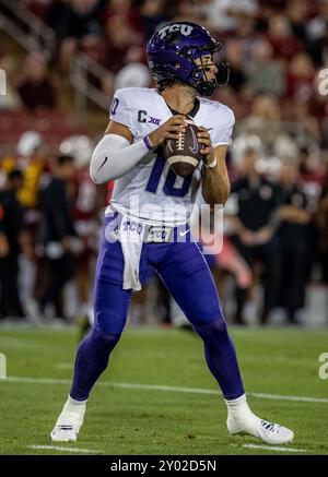 August 30 2024 Palo Alto, CA USA TCU Quarterback Josh Hoover (10) sucht während des NCAA/ACC Football Spiels zwischen TCU Horned Frogs und dem Stanford Cardinal nach dem tiefen Pass. TCU besiegte Stanford 34-27 im Stanford Stadium Palo Alto, CA Thurman James/CSM Stockfoto