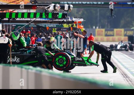 Monza, Italien. 31. August 2024. Pitlane im Qualifying, vor dem Formel-1-Grand-Prix in Italien am 31. August 2024 auf der Rennstrecke Autodromo Nazionale Monza in Monza. (Kreditbild: © Beata Zawrzel/ZUMA Press Wire) NUR REDAKTIONELLE VERWENDUNG! Nicht für kommerzielle ZWECKE! Stockfoto