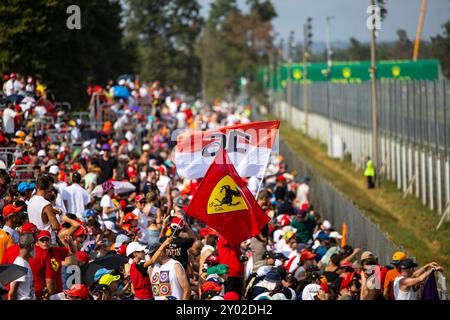 Ferrari-Fans während der Qualifikationsrunde des Formel-1-Großen Preises von Italien 2024 in Monza, Italien. 31. August 2024. (Foto: Daniele Marangoni/SIPA USA) Credit: SIPA USA/Alamy Live News Stockfoto