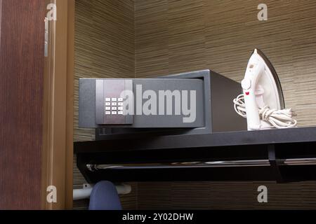 Los Angeles, Kalifornien, USA - 03-01-2022: Blick auf einen SmartBox-Safe, der in einem Hotelzimmerschrank zu sehen ist. Stockfoto