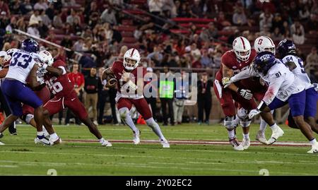 August 30 2024 Palo Alto, CA USA der Stanford Quarterback Ashton Daniels (14) läuft im NCAA/ACC Football Spiel zwischen TCU Horned Frogs und dem Stanford Cardinal um den ersten Niedergang. TCU besiegte Stanford 34-27 im Stanford Stadium Palo Alto, CA Thurman James/CSM Stockfoto