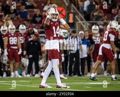August 30 2024 Palo Alto, CA USA Stanford Quarterback Ashton Daniels (14) lauscht dem Play Call während des NCAA/ACC Football Spiels zwischen TCU Horned Frogs und dem Stanford Cardinal. TCU besiegte Stanford 34-27 im Stanford Stadium Palo Alto, CA Thurman James/CSM Stockfoto