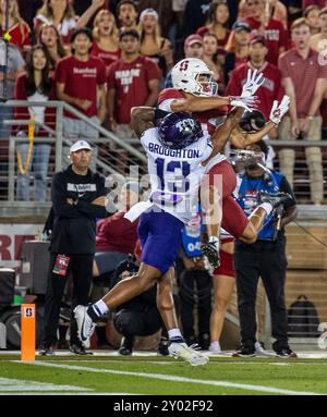 August 30 2024 Palo Alto, CA USA Stanford Wide Receiver Elic Ayomanor (13) versucht den Fang während des NCAA/ACC Football Spiels zwischen TCU Horned Frogs und dem Stanford Cardinal zu machen. TCU besiegte Stanford 34-27 im Stanford Stadium Palo Alto, CA Thurman James/CSM Stockfoto