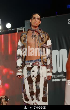 Ein männliches Model läuft auf der Bleu Ciel Fashion Show in Montreal, Quebec, Kanada Stockfoto