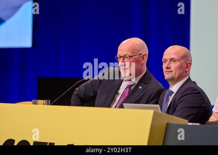 Edinburgh, Vereinigtes Königreich, 31. August 2024. Stephen Flynn, Vorsitzender der SNP bei Westminster, hält die Keynote-Rede vor einem voll bepackten Auditorium auf der Parteikonferenz 2024 am Samstag. L zu R: John Swinney, erster Minister für Schottland und Vorsitzender der SNP. Stephen Flynn, Leiter der SNP in Westminster. Quelle: Brian Wilson/Alamy Live News Stockfoto