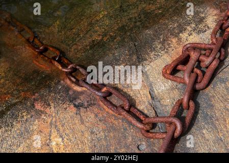 Rostige Kettenglieder, sehr große Kette im Anschluss. Stockfoto