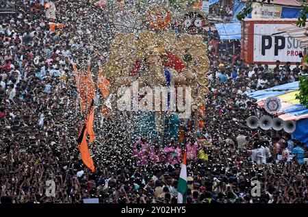 Mumbai, Maharashtra, Indien. 31. August 2024. Das Idol des elefantenköpfigen hinduistischen Gottes Ganesh wird vor dem Ganesh Chaturthi Festival in Mumbai von der Werkstatt zum Pandal (provisorischer Unterschlupf) getragen. Das zehntägige Festival wird im ganzen Land vom 7. September bis 17. September 2024 gefeiert. (Credit Image: © Ashish Vaishnav/SOPA Images via ZUMA Press Wire) NUR REDAKTIONELLE VERWENDUNG! Nicht für kommerzielle ZWECKE! Quelle: ZUMA Press, Inc./Alamy Live News Stockfoto