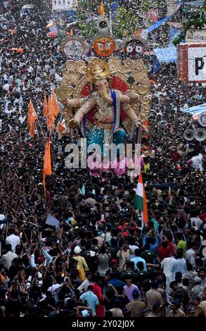 Mumbai, Maharashtra, Indien. 31. August 2024. Das Idol des elefantenköpfigen hinduistischen Gottes Ganesh wird vor dem Ganesh Chaturthi Festival in Mumbai von der Werkstatt zum Pandal (provisorischer Unterschlupf) getragen. Das zehntägige Festival wird im ganzen Land vom 7. September bis 17. September 2024 gefeiert. (Credit Image: © Ashish Vaishnav/SOPA Images via ZUMA Press Wire) NUR REDAKTIONELLE VERWENDUNG! Nicht für kommerzielle ZWECKE! Quelle: ZUMA Press, Inc./Alamy Live News Stockfoto