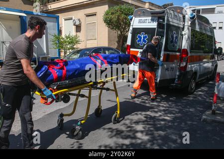 Palermo, Italien. 31. August 2024. Der Körper eines der Opfer des Bayesschen Sinkens wird für CT-Scans (Tomographie) transportiert. (Foto: Antonio Melita/Pacific Press) Credit: Pacific Press Media Production Corp./Alamy Live News Stockfoto