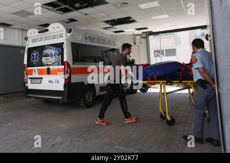 Palermo, Italien. 31. August 2024. Der Körper eines der Opfer des Bayesschen Sinkens wird für CT-Scans (Tomographie) transportiert. (Foto: Antonio Melita/Pacific Press) Credit: Pacific Press Media Production Corp./Alamy Live News Stockfoto