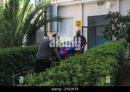 Palermo, Italien. 31. August 2024. Der Körper eines der Opfer des Bayesschen Sinkens wird für CT-Scans (Tomographie) transportiert. (Foto: Antonio Melita/Pacific Press) Credit: Pacific Press Media Production Corp./Alamy Live News Stockfoto